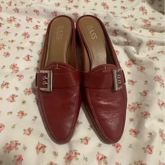 ✨ VINTAGE ✨ Bass Women's Red Leather Pointed Buckle Mules Size 9 - Picture 2 of 5